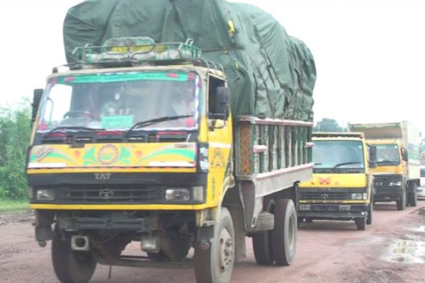 ঢাকা-টাঙ্গাইল মহাসড়কে ধীর গতিতে চলছে যানবাহন