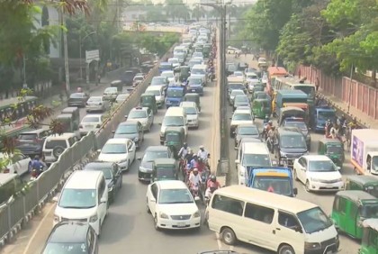 সপ্তাহের শেষ কর্মদিবসে যানজটে কর্মজীবীরা

