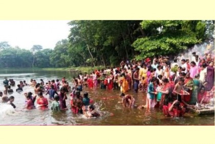 বরিশালে ঐতিহ্যবাহী দুর্গাসাগরে অষ্টমী স্নানোৎসব অনুষ্ঠিত