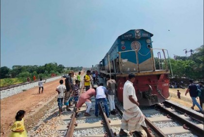 চট্টগ্রাম-কক্সবাজার রুটে ট্রেন লাইনচ্যুত, যোগাযোগ বন্ধ