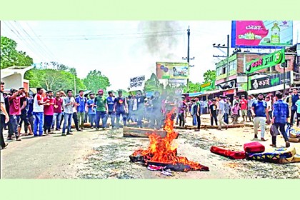 চুয়েটের দুই ছাত্র বাসচাপায় নিহত বিক্ষোভ অবরোধ