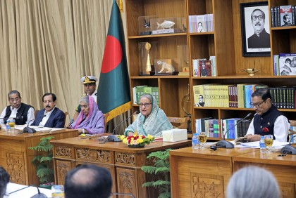 অতি বাম আর অতি ডান মিলে সরকার উৎখাতের কাজ করছে : প্রধানমন্ত্রী

