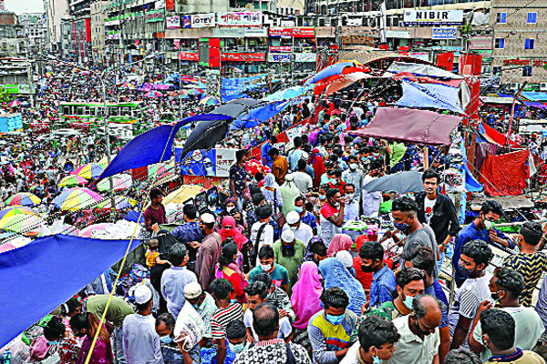 শেষ মুহূর্তে কেনাকাটায় মার্কেটে উপচে পড়া ভিড়