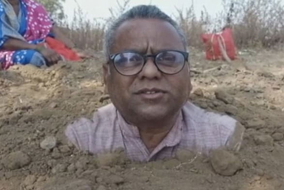 ভারতে মাটিতে শরীর পুঁতে প্রতিবাদ কৃষকের