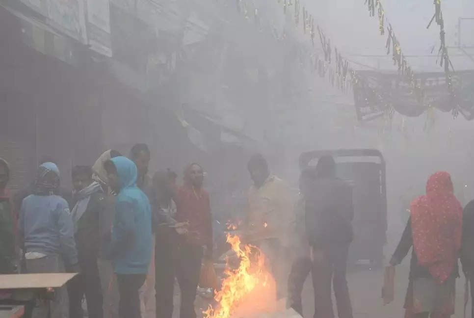 জমে হিম দিল্লি, বিপর্যস্ত জনজীবন