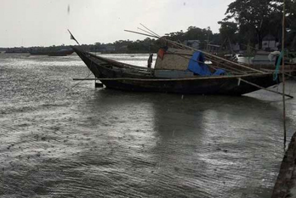 আট অঞ্চলের নদীবন্দরে সতর্কতা সংকেত