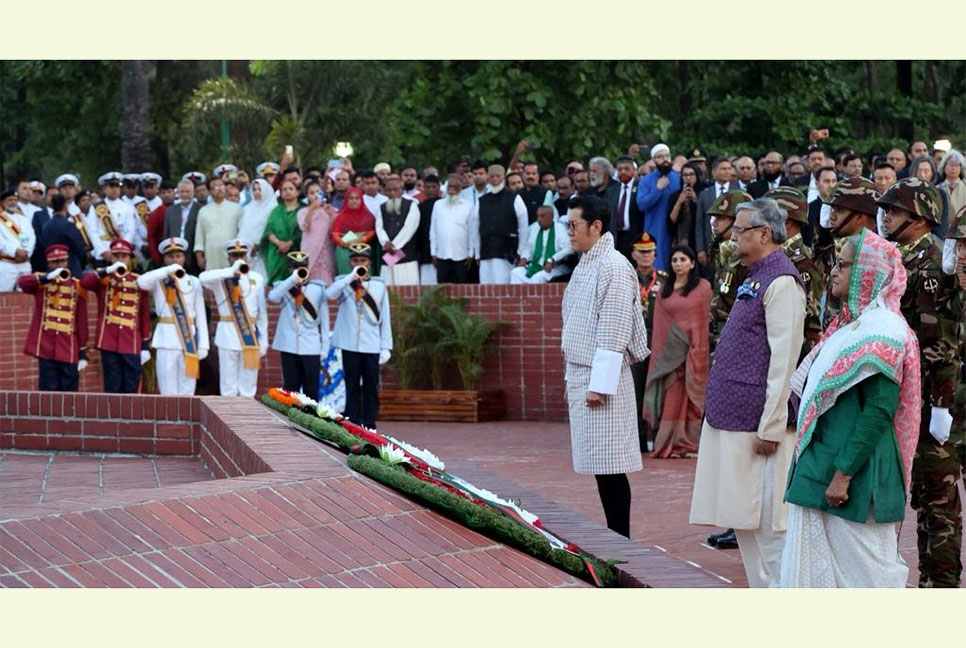 স্মৃতিসৌধে শ্রদ্ধা জানালেন ভুটানের রাজা