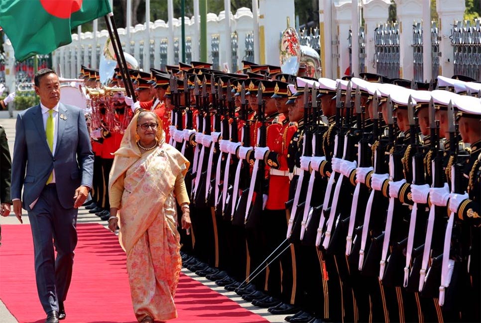 A warm welcome to Sheikh Hasina at the office of the Thai Prime Minister